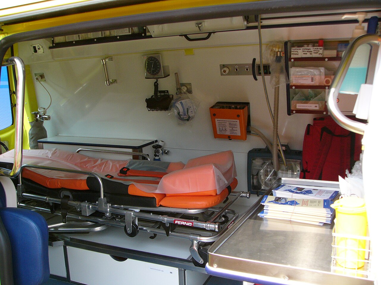 Cellule d'ambulance aménagée pour le transport de malades